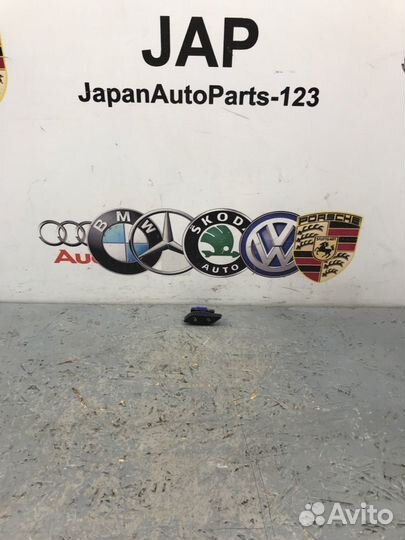 Кнопка центрального замка передняя правая