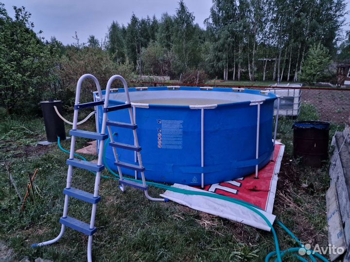 Каркасный бассейн с лестницей