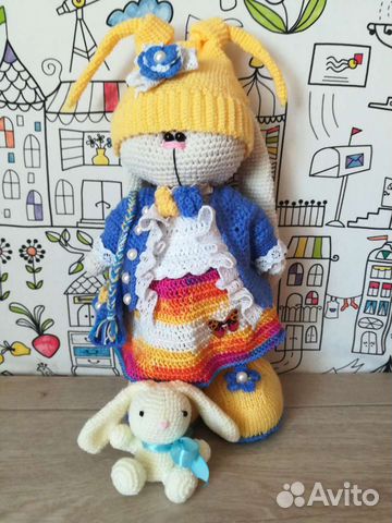 Заяц с игрушкой