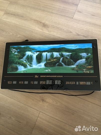 Картина- водопад с календарем