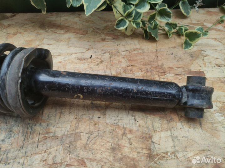 Стойка подвески передняя левая Nissan Bluebird