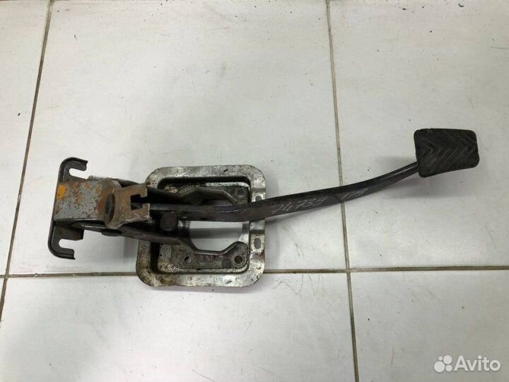 Педаль тормоза Mitsubishi Lancer CS