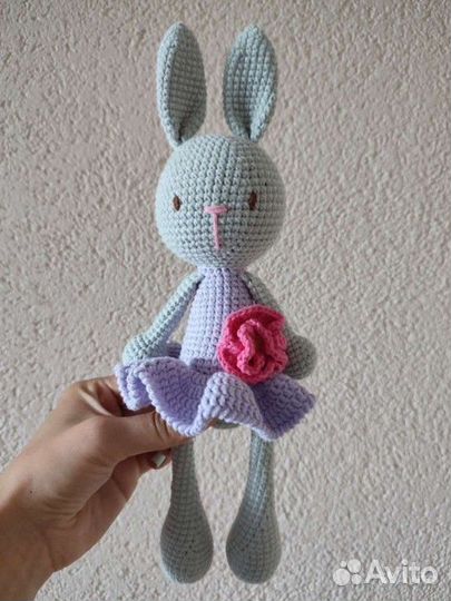 Вязаная игрушка Зайка ручная работа розовая, фиоле