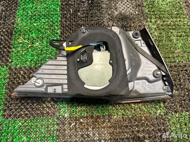 Фонарь в крышку багажника правый Lexus Ls