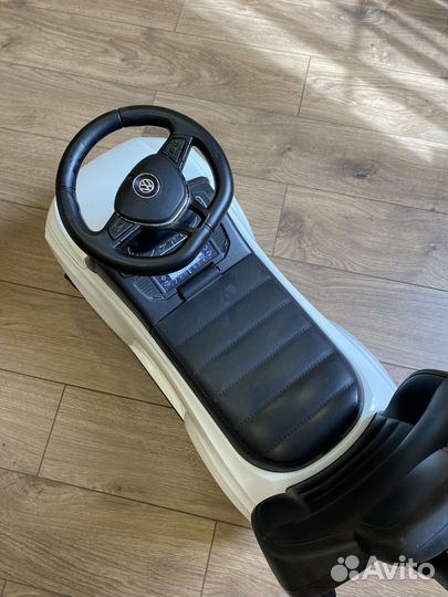 Машинка толокар с ручкой