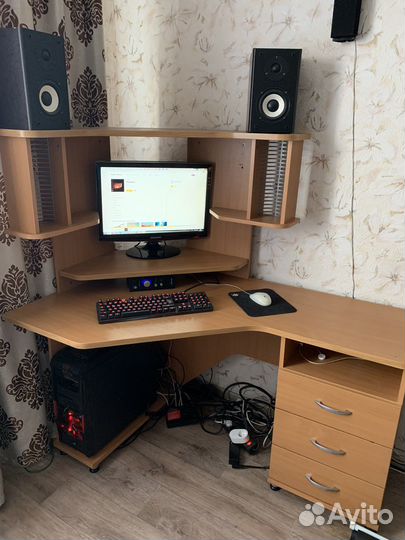 Компьютерный стол