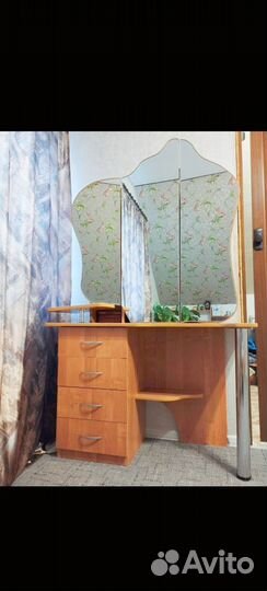 Туалетный столик с зеркалом