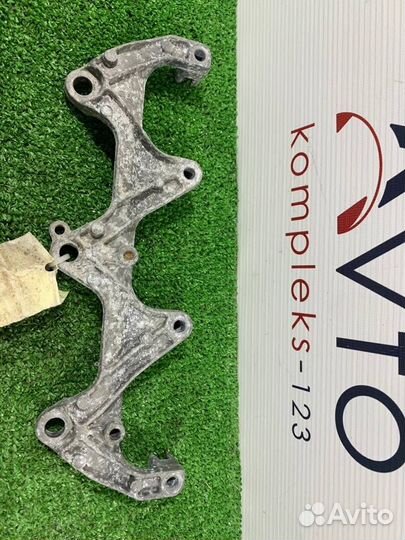 Кронштейн впускного коллектора Audi A6 C6 BDX 2007