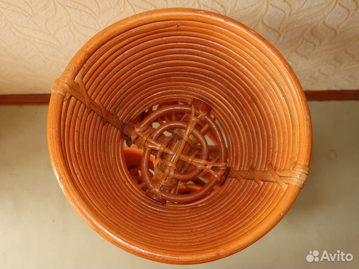 Подставка для цветов из ротанга