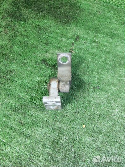 Петля двери передняя правая Volkswagen Polo SED