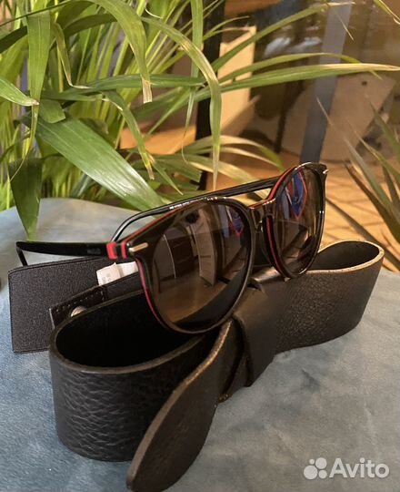 Солнцезащитные очки Hugo