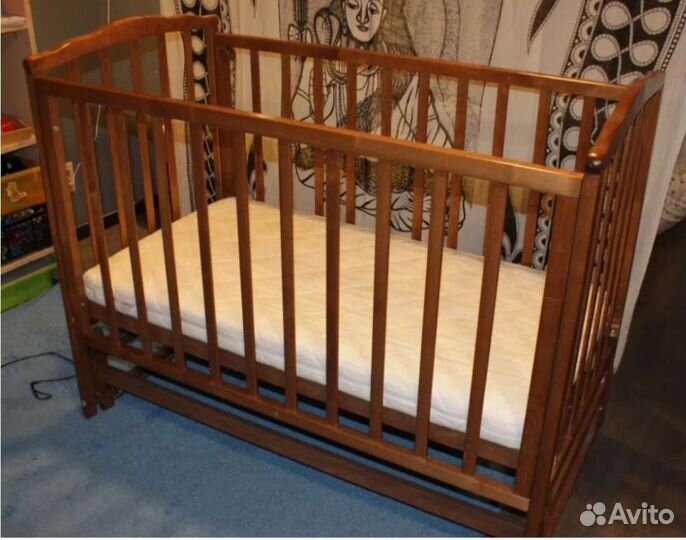 Детская кроватка с продольным маятником