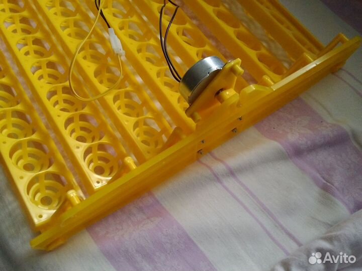 Лоток в инкубатор на 63 куриных яица с двигателем