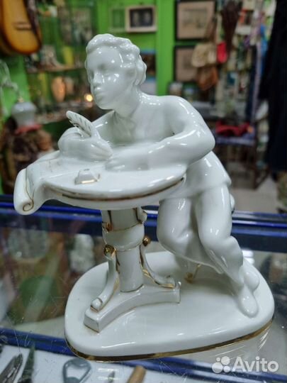 Фарфоровая статуэтка 