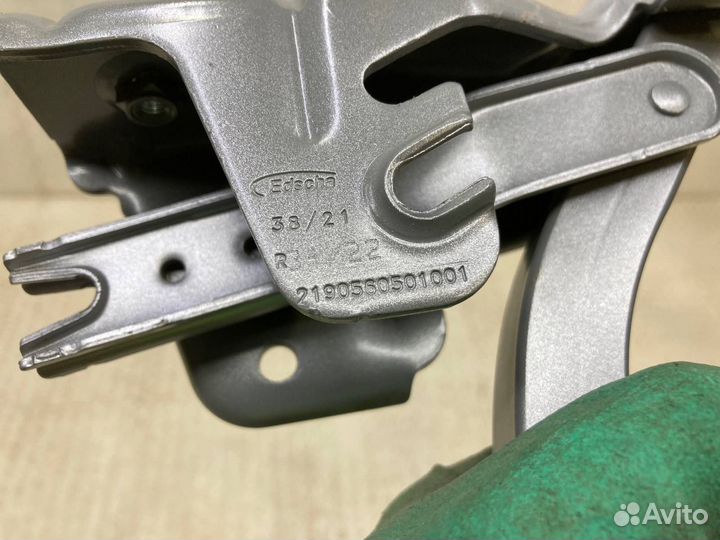 Петля крышки багажника правая Лада Гранта 2011