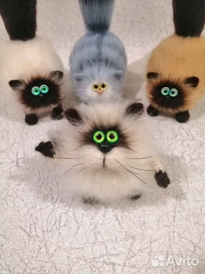 Толстые пушистые коты,вязаная игрушка