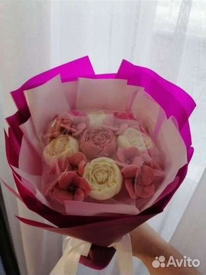 Клубника и шоколадные цветы на 1 сентября