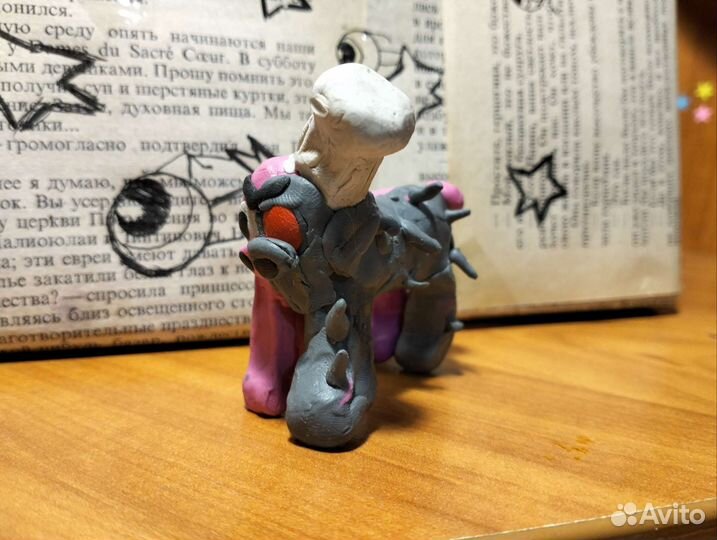 Фигурка ручной работы из пластилина