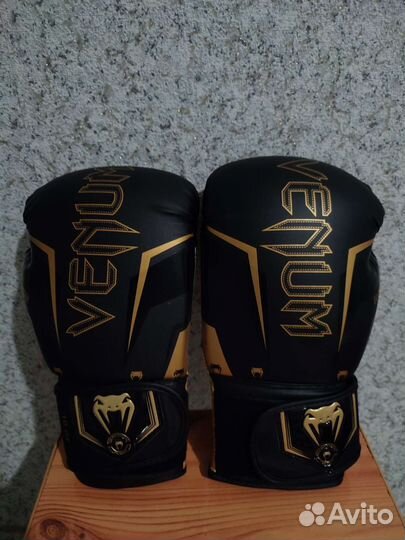 Боксерские перчатки Venum