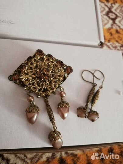Броши, серьги