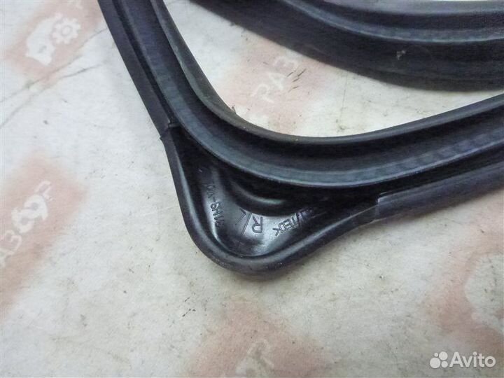 Уплотнительная резинка передняя левая Mazda Cx-7