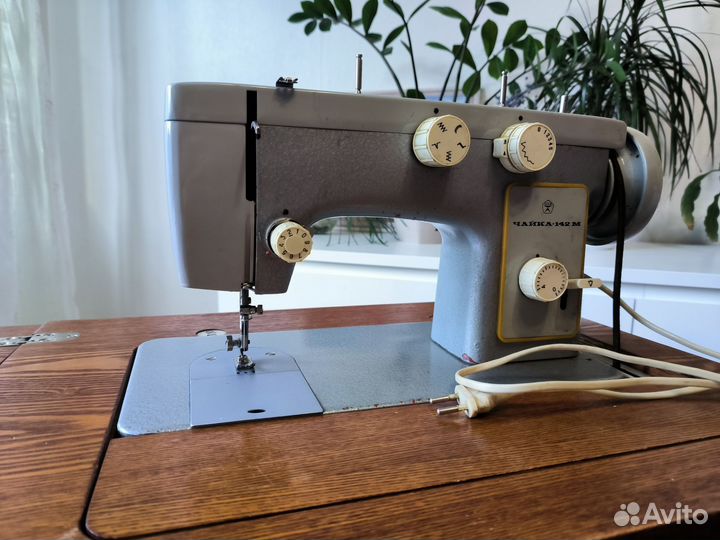 Швейная машина Чайка 142м