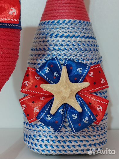 Бокалы для шампанского и бутылка