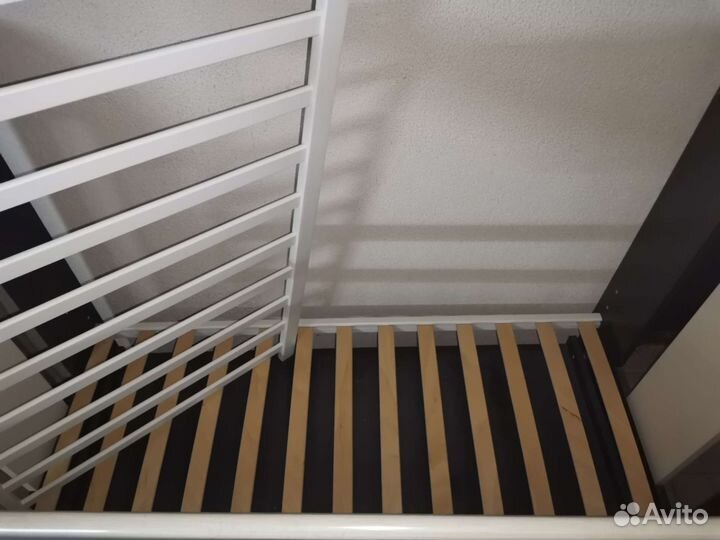 Детская кроватка с маятником