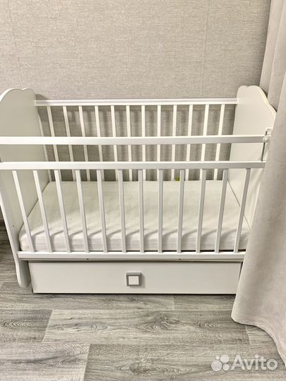 Детская кроватка с маятником