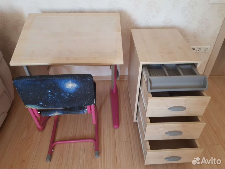 Школьная парта и стул