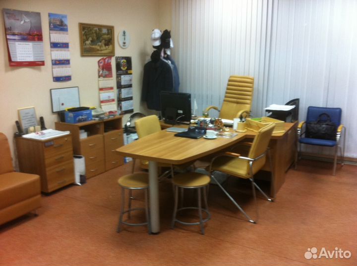 Полностью обставленный кабинет директора, хозяина