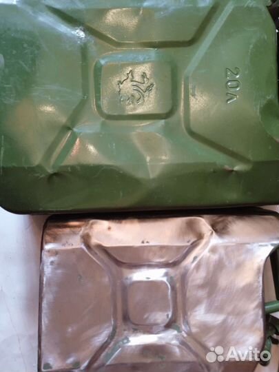 2 канистры для бензина