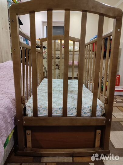 Детская кроватка с поперечным маятником