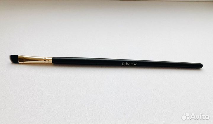 Кисть для макияжа бровей и стрелок новая Faberlic