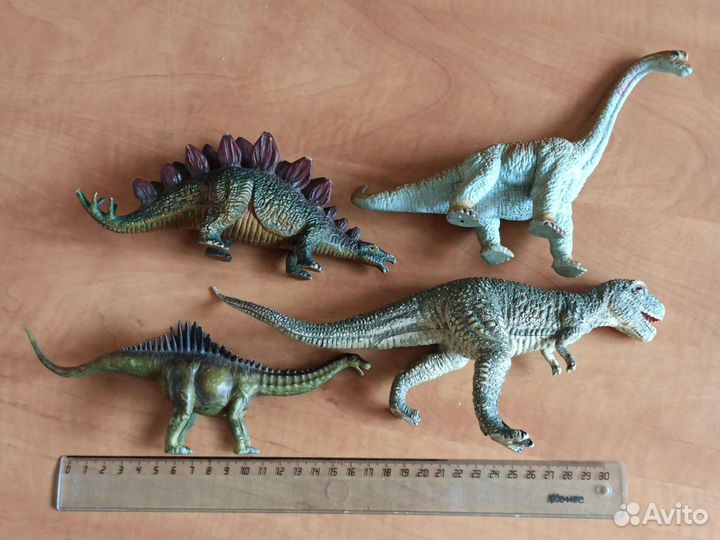 Фигурки динозавров