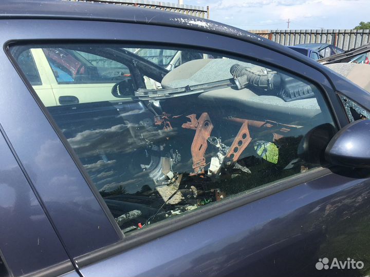 Переднее правое стекло Опель Корса Д