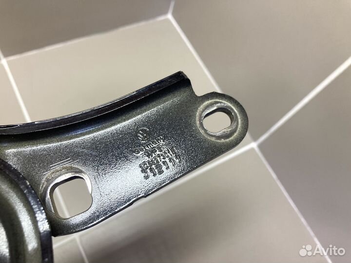 Петля крышки багажника левая VW Passat B7 седан