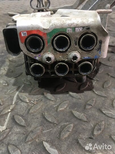 Блок клапанов пневмоподвески (Volkswagen Touareg)