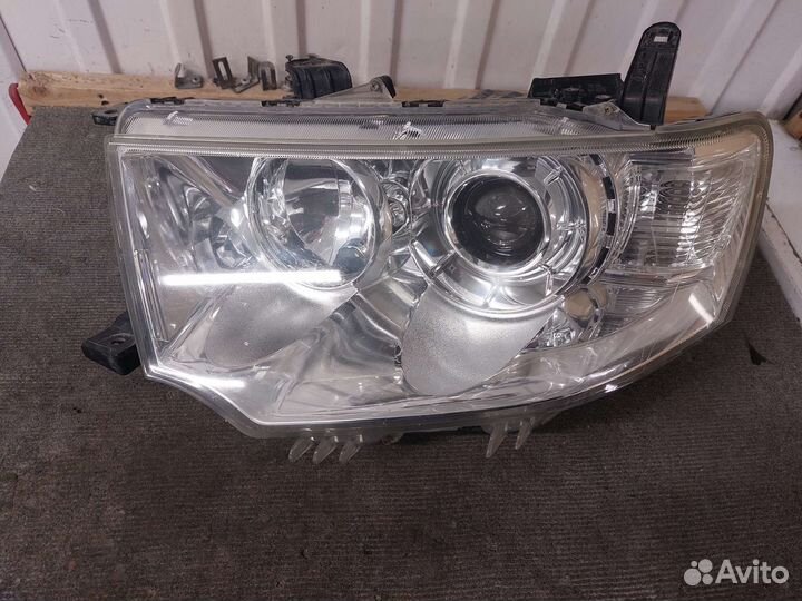 Фара левая Mitsubishi Pajero Sport 2009-12 ксенон
