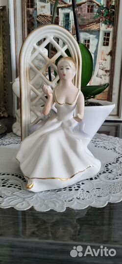 Статуэтка фарфоровая.Клеймо. европа