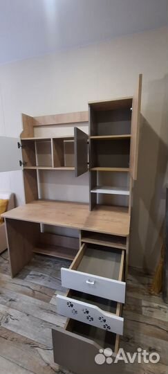Письменный стол для школьника с полками