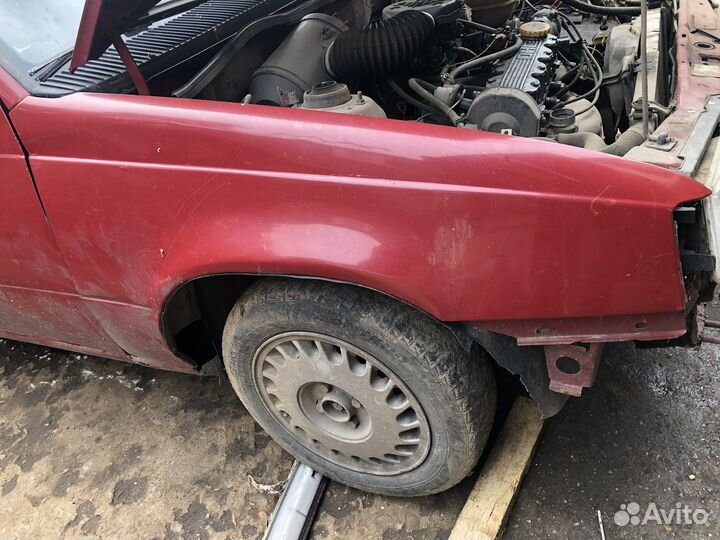 Передние крыло на opel kadett 1986г