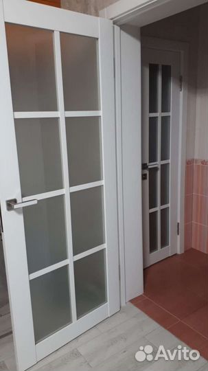 Белые двери с решёткой классические