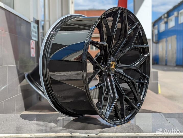 Кованые диски R22 GT Forged на Lamborghini Urus