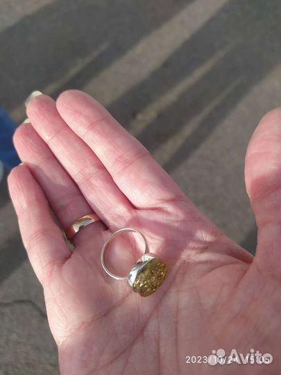 Серебряное кольцо с янтарем новое цена за шт