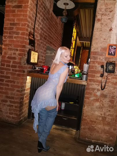 Голубое кружевное платье