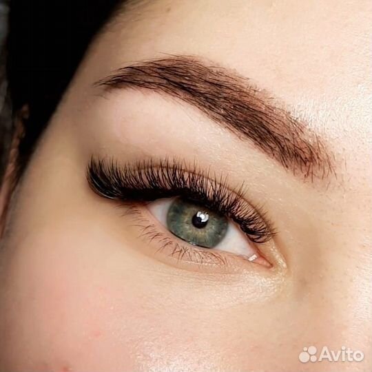 Наращивание ресниц на мягкой кушетке