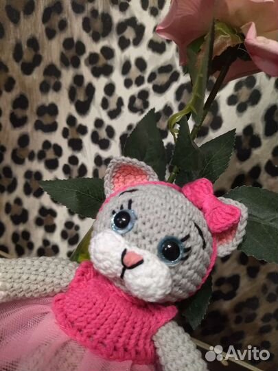 Вязаная кошечка ручной работы