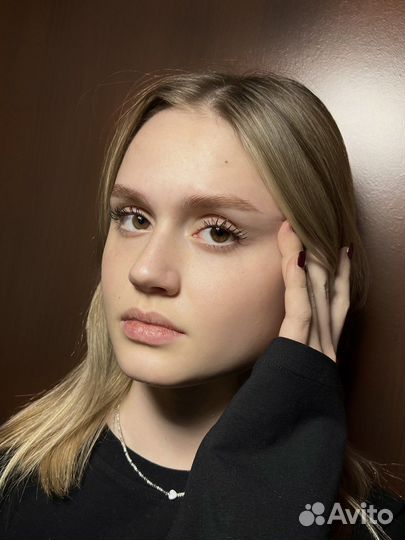 Модель на брови