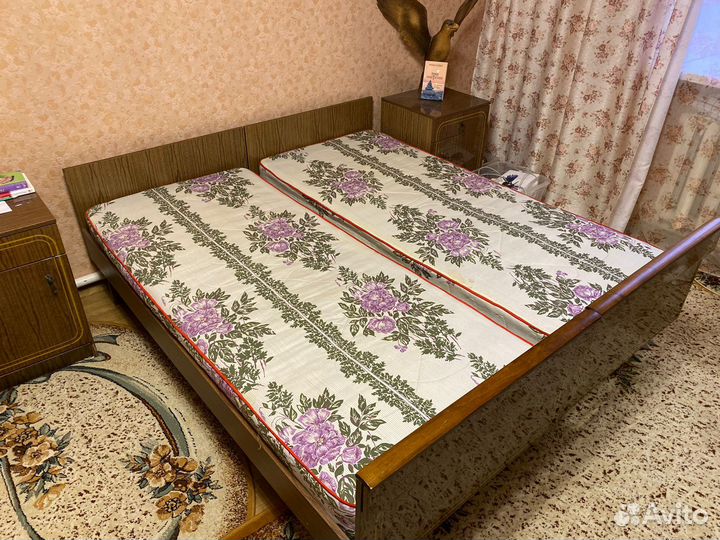 Кровать двухспальная с матрасом
